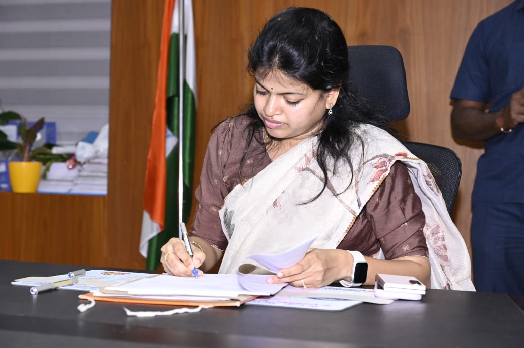 మహబూబాబాద్ జిల్లా నూతన కలెక్టర్ అండ్ మెజిస్ట్రేట్ గా  డాక్టర్ స్నేహ శబరిష్, గురువారం పదవి బాధ్యతలు స్వీకరించారు.