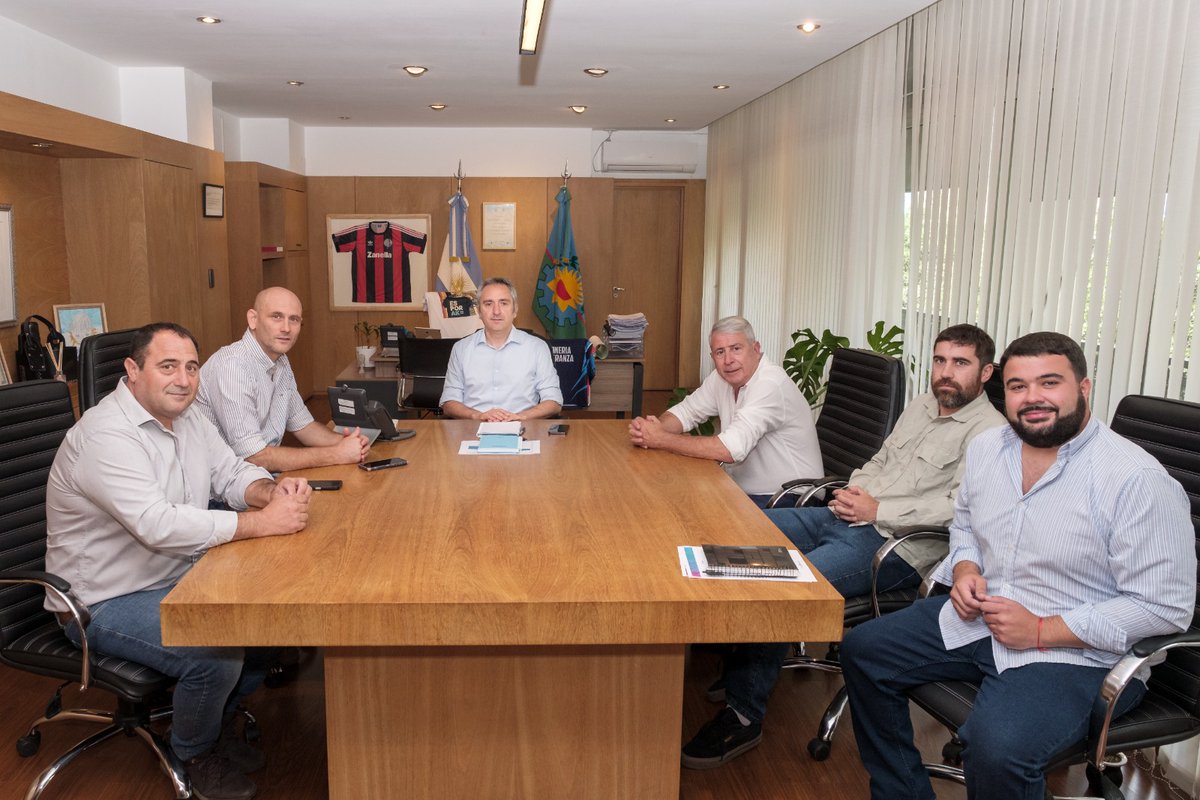 larroqueandres's tweet photo. Recibimos al intendente de Alberti Jorge Gaute, su equipo de trabajo y al senador provincial y ex intendente @germanlago1 para dar continuidad a la agenda de gestión planificada entre el municipio y el @MinDesarrolloBA

En un momento complejo para toda la comunidad, es fundamental sostener la articulación de políticas sociales con los 135 distritos para acompañar a los bonaerenses más vulnerables.
