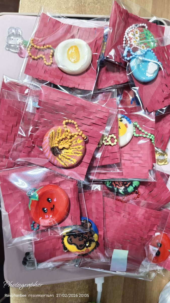 นี่รู้สึกว่าเน่จะมีงาน  สามสัปดาห์ก่อนแม่ทำworry stoneไว้แจกเป็น gift away  มารับกันนะจะอะตอมที่น่ารัก มีไม่มาก  แม่ขี้เกียจ😁 ทำด้วยใจเขียนเองทุกชิ้น  ว่าแต่เน่มาวันไหนนิ
#nenevader