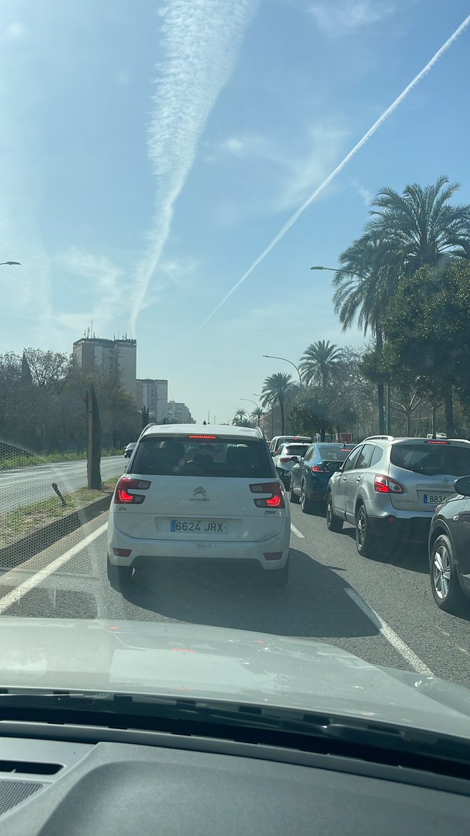 Cayogermanicus's tweet photo. Lo que han convertido la Av. Kansas City por el “invento” de un bus que mal llamáis tranvía es de estudio… @jlsanzalcalde https://t.co/Zb19A3o278