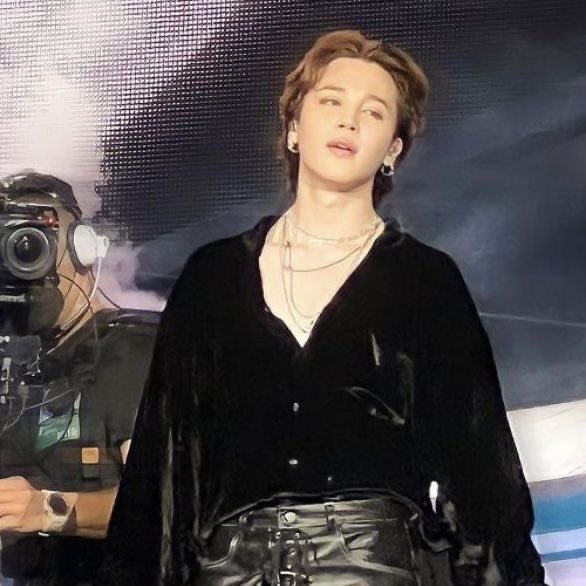 Jimin is saying that the story that truly matters isn’t about showing off or seeking immediate recognition. It’s about your effort and dedication, even when nobody notices. 

🗣️ : At a time when someone’s words can give you tremendous strength, what kind of story do you want to