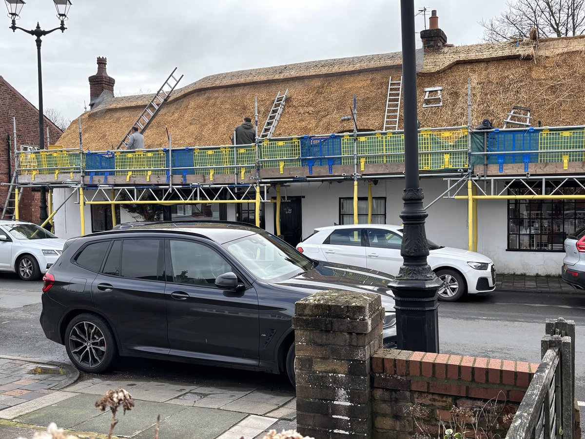 Master Thatchers Ltd tweet media