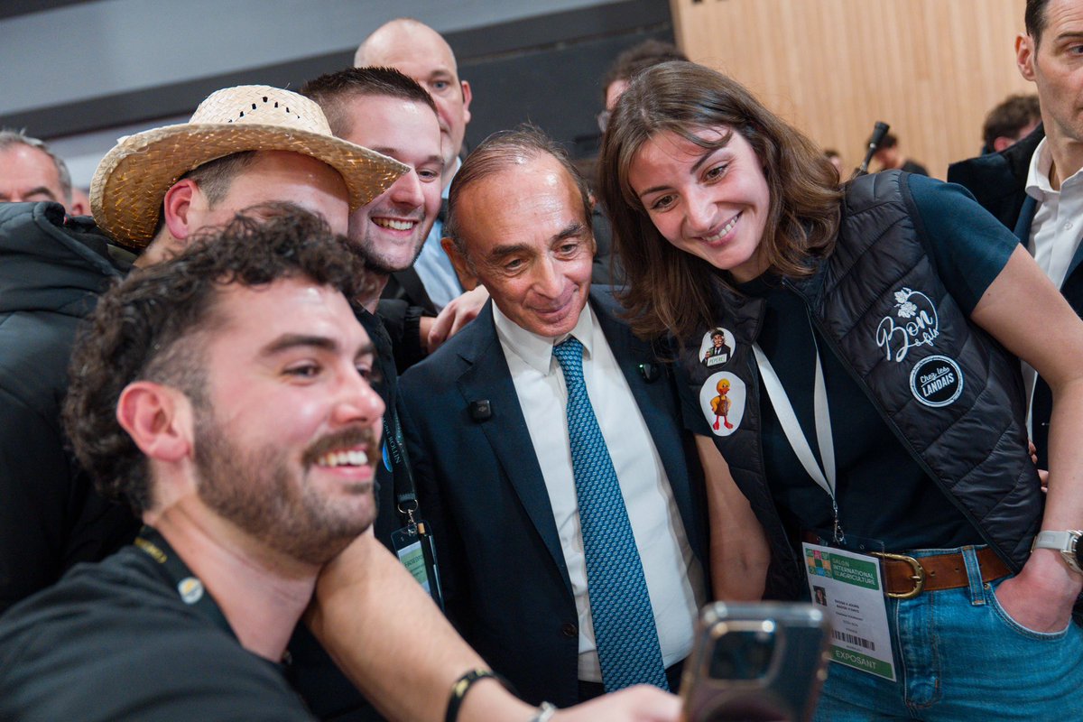 Reconquete_off's tweet photo. 🚜🌾 Eric Zemmour était hier au Salon de l’Agriculture pour échanger avec nos agriculteurs et partager un moment de convivialité avec les Français.

Reconquête sera toujours là pour ceux qui nous nourrissent et façonnent nos campagnes. https://t.co/KKl4oUtXC1