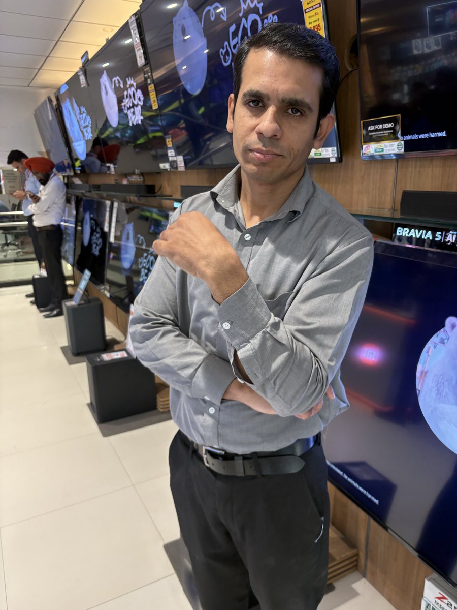 arpitvij's tweet photo. I need to know Gaali dena, dhamki dena theek hai @VijaySales 
What should we expect from you?

Attaching Wasim photo https://t.co/6jtaAcLz5j