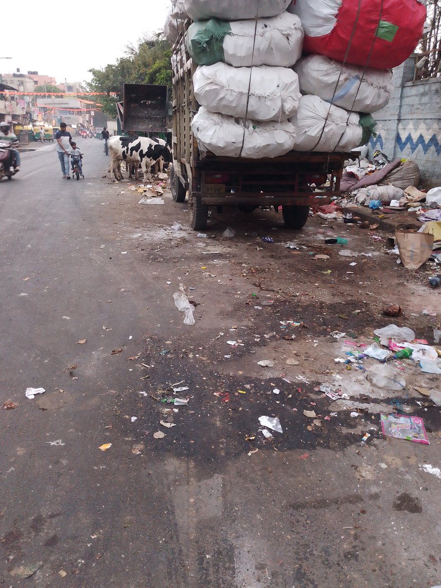 atavindakshan's tweet photo. What pity of the GM palaya main road towards vignan nagar.  Wastage, cattle, encroached by vendors, illegal eateries.  The MLA waiting for 2nd Oct to come with a broom.
BBMP officials collecting bribes without taking any action. Sweepers collect what they can sell https://t.co/WU07c0Meg6