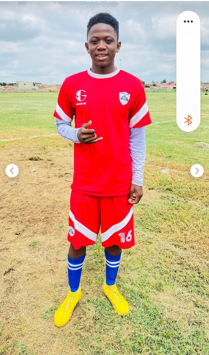 Güney Afrika’dan çok özel bir yetenek 👀🇿🇦

Shaun Els 17
 Şu anda Kaizer Chiefs Youth forması giyiyor ve aynı zamanda South Africa u17  oyuncusu.  Hücum hattında görev yapıyor.
Patlayıcı ilk adımı, dar alandaki çevikliği ve savunma arkasına yaptığı koşularla fark yaratıyor.
