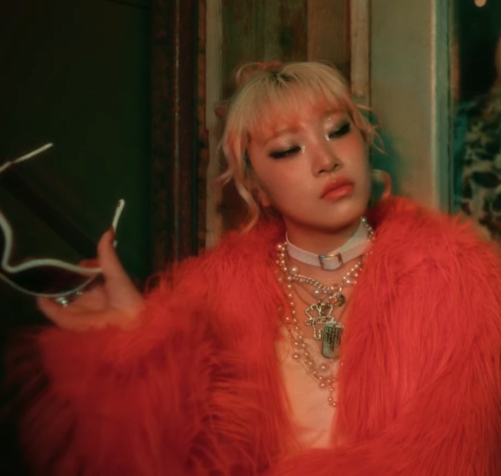 ドドドオレンジ、アイメイク、金髪、なんかツィギーみたいよマヒ