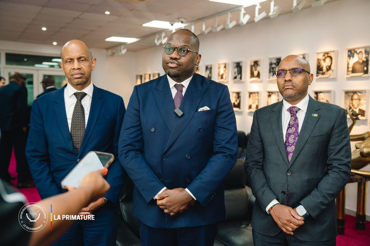 PrimatureRDC's tweet photo. #PartenariatPublicPrivé 
26 février 2026 | La Première Ministre Judith Suminwa Tuluka a reçu une délégation du groupe KCB conduite par le Directeur général de la TMB, Yannick Mbiya, pour renforcer la coopération entre le secteur bancaire et l’État au service des priorités de développement.

• Appui du groupe TMB-KCB aux projets structurants : infrastructures, énergie, eau, éducation et digitalisation
• Promotion de la transformation locale et de la création de valeur en RDC
• Volonté de renforcer l’inclusion financière et le financement de l’économie réelle
• Convergence de vues pour traduire les orientations stratégiques en projets opérationnels

« Le Gouvernement met l’accent sur des initiatives structurantes pour notre pays (…) Ce sont des piliers sur lesquels nous devons travailler ensemble », a déclaré Yannick Mbiya.

À travers ce partenariat, le Gouvernement Suminwa réaffirme le rôle central du secteur privé dans la création d’emplois et de richesses, conformément au 1er pilier du PAG 2024-2028.