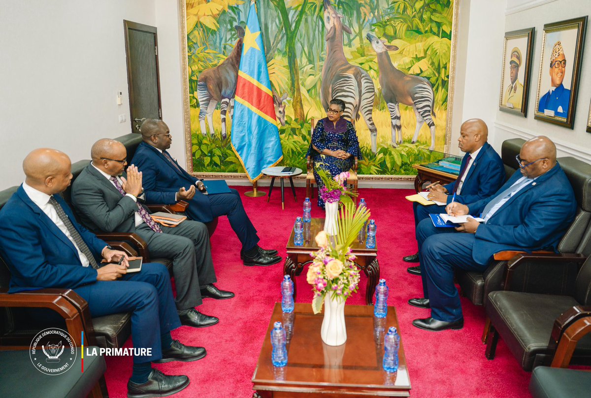 PrimatureRDC's tweet photo. #PartenariatPublicPrivé 
26 février 2026 | La Première Ministre Judith Suminwa Tuluka a reçu une délégation du groupe KCB conduite par le Directeur général de la TMB, Yannick Mbiya, pour renforcer la coopération entre le secteur bancaire et l’État au service des priorités de développement.

• Appui du groupe TMB-KCB aux projets structurants : infrastructures, énergie, eau, éducation et digitalisation
• Promotion de la transformation locale et de la création de valeur en RDC
• Volonté de renforcer l’inclusion financière et le financement de l’économie réelle
• Convergence de vues pour traduire les orientations stratégiques en projets opérationnels

« Le Gouvernement met l’accent sur des initiatives structurantes pour notre pays (…) Ce sont des piliers sur lesquels nous devons travailler ensemble », a déclaré Yannick Mbiya.

À travers ce partenariat, le Gouvernement Suminwa réaffirme le rôle central du secteur privé dans la création d’emplois et de richesses, conformément au 1er pilier du PAG 2024-2028.