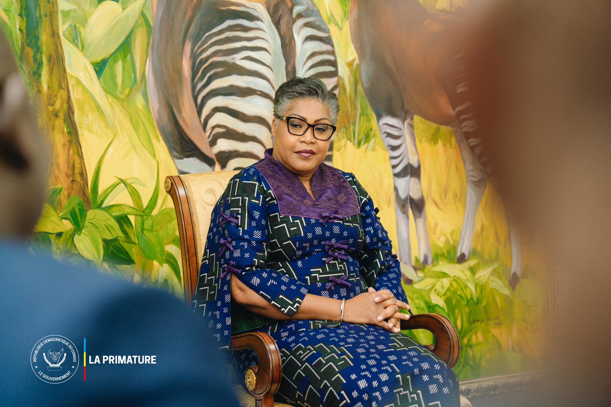 PrimatureRDC's tweet photo. #PartenariatPublicPrivé 
26 février 2026 | La Première Ministre Judith Suminwa Tuluka a reçu une délégation du groupe KCB conduite par le Directeur général de la TMB, Yannick Mbiya, pour renforcer la coopération entre le secteur bancaire et l’État au service des priorités de développement.

• Appui du groupe TMB-KCB aux projets structurants : infrastructures, énergie, eau, éducation et digitalisation
• Promotion de la transformation locale et de la création de valeur en RDC
• Volonté de renforcer l’inclusion financière et le financement de l’économie réelle
• Convergence de vues pour traduire les orientations stratégiques en projets opérationnels

« Le Gouvernement met l’accent sur des initiatives structurantes pour notre pays (…) Ce sont des piliers sur lesquels nous devons travailler ensemble », a déclaré Yannick Mbiya.

À travers ce partenariat, le Gouvernement Suminwa réaffirme le rôle central du secteur privé dans la création d’emplois et de richesses, conformément au 1er pilier du PAG 2024-2028.