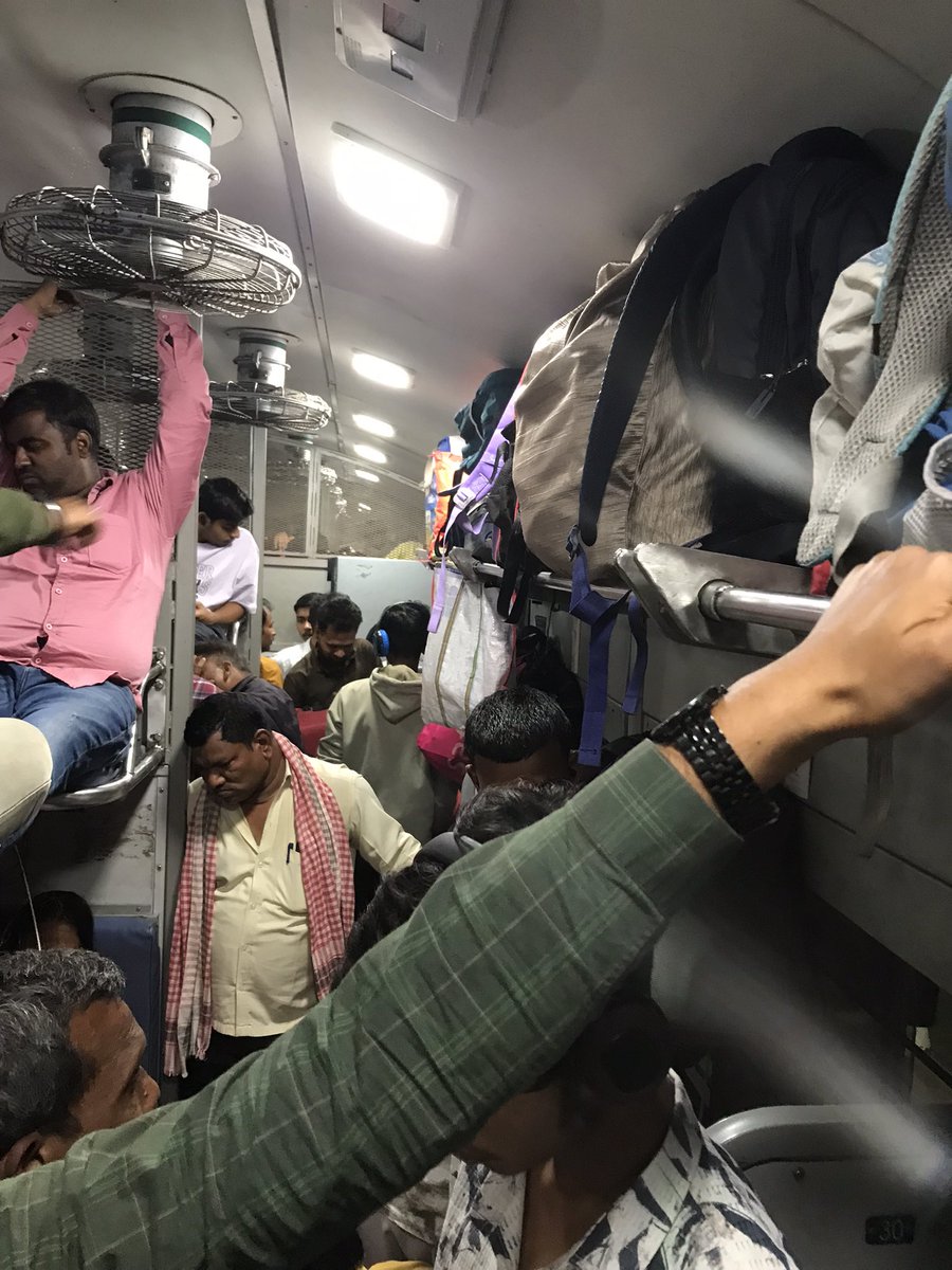 sonudarua's tweet photo. पिछले 1 महीने से शिकायत दर्ज करवाने के बावजूद अभी तक कोई सुधार नही हुआ आज भी जेनरल कोच केवल 3 ही है। जबकी इसी ट्रेन में पहले 6-7 कोच हुआ करता था। इसके कारण पटना से खुलते समय ट्रेन में चढ़ने का भी जगह नही रहता। आख़िर जेनरल कोच कौन खा गया ??? @RailwaySeva @drmdnr @AshwiniVaishnaw https://t.co/ooZke07QMK
