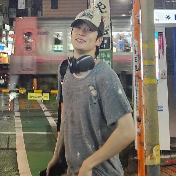 พี่จอห์นนี่ : แจฮยอนเขาชอบใส่แต่เสื้อขาดๆอ่ะ

ราคาเสื้อขาดๆที่ว่า :