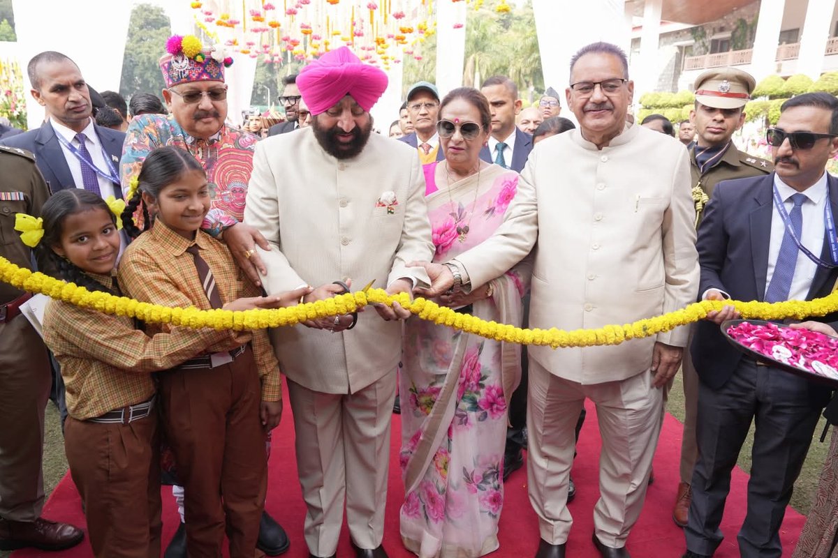 airnews_ddn's tweet photo. राज्यपाल @LtGenGurmit ने आज लोक भवन परिसर में सांस्कृति��� कार्यक्रमों एवं विभिन्न पुष्पों की भव्य प्रदर्शनी के साथ ‘वसंतोत्सव-2026’ का शुभारम्भ किया।

इस वर्ष वसंतोत्सव की थीम “फ्लोरल हीलिंगः नेचर्स पाथ टू वेल बीइंग” रखी गई है। 
#Vasantotsav2026 #ColoursOfSpring2026 https://t.co/9ChvNiRpHq