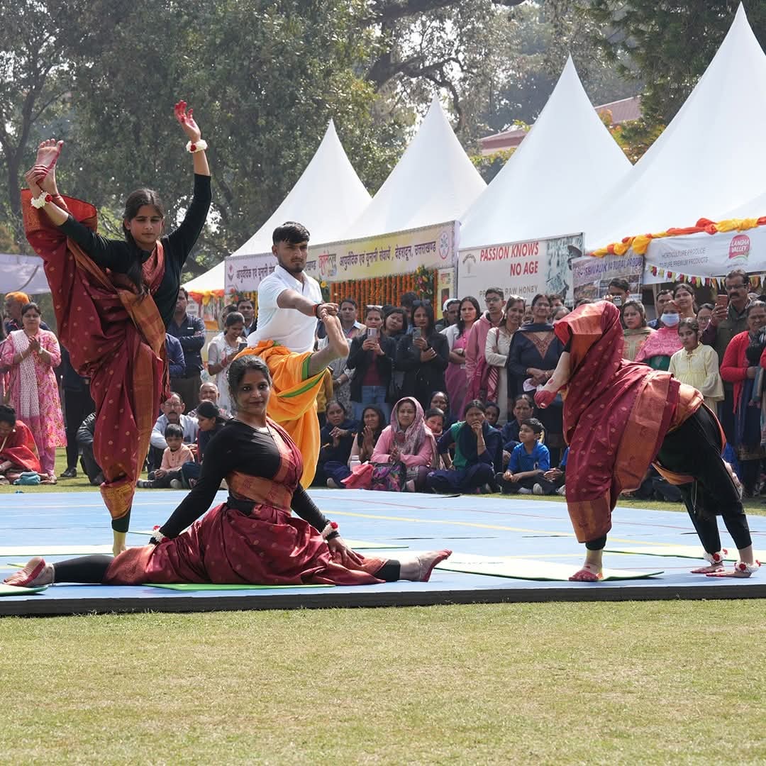 airnews_ddn's tweet photo. राज्यपाल @LtGenGurmit ने आज लोक भवन परिसर में सांस्कृति��� कार्यक्रमों एवं विभिन्न पुष्पों की भव्य प्रदर्शनी के साथ ‘वसंतोत्सव-2026’ का शुभारम्भ किया।

इस वर्ष वसंतोत्सव की थीम “फ्लोरल हीलिंगः नेचर्स पाथ टू वेल बीइंग” रखी गई है। 
#Vasantotsav2026 #ColoursOfSpring2026 https://t.co/9ChvNiRpHq