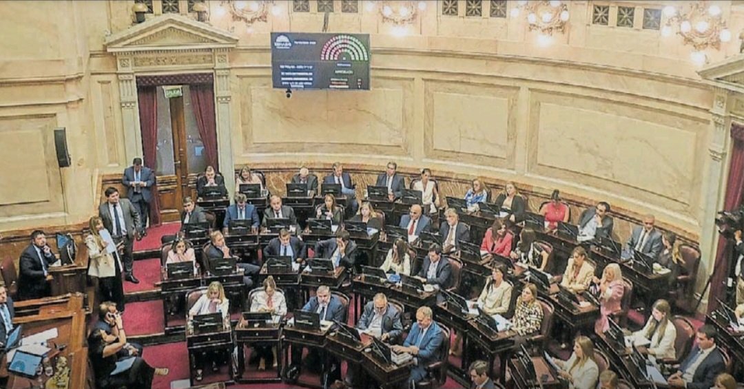 El Senado avanzó con los cambios a la Ley de Glaciares. El Gobierno habla de “seguridad jurídica” para atraer inversiones por más de US$40.000 millones 💰⛏️
¿Quiénes se benefician?
Las grandes mineras que tienen proyectos de cobre en carpeta: BHP–Lundin (Vicuña), Glencore, First