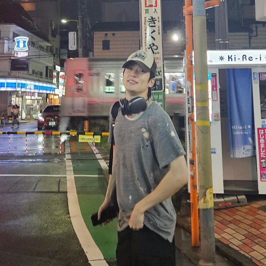 พี่จอนยังบอกแจฮยอนใส่แต่เสื้อผ้าขาดๆ 5555555555555555555555 แต่ฮีซื้อบ้านเงินสดร้อยล้าน นี่สินะ เสื้อขาดตัวละหมื่ร