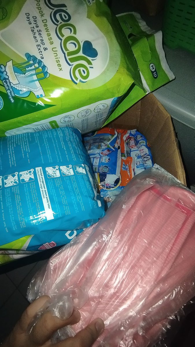 deeaarlight's tweet photo. Hii semuanyaaa aku mauu kasiih as free (gratis) nih pampers lansiaa ukuran L-XL, ada 45 jumlahnya, dan ada 2 perlak pink!! 

Ku kasih karena ibuku sudah meninggal di November 2025 kemarin, yang lewat boleh bantu rep/likes yaa aku dari Depok https://t.co/pAWHRkNuw3