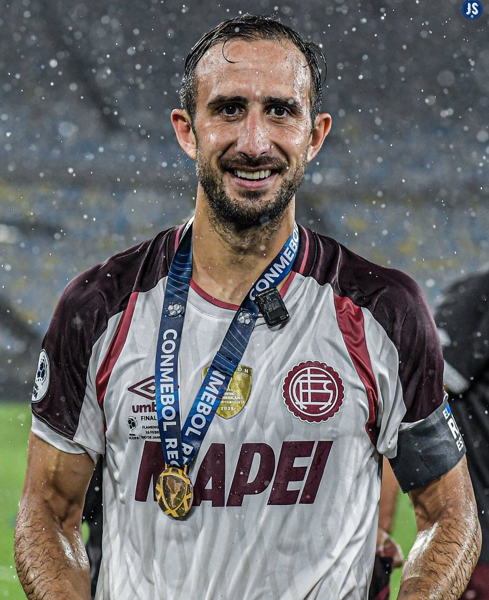 Este tipo tiene 37 años y JUEGA SIEMPRE. No se lesiona nunca. En Boca fue un capitán intachable. Pero como somos un club con demasiados hinchas cabezas, preferían al VILLERO de Marcos Roto.

Así estamos con hinchas tan PELOTUDOS.