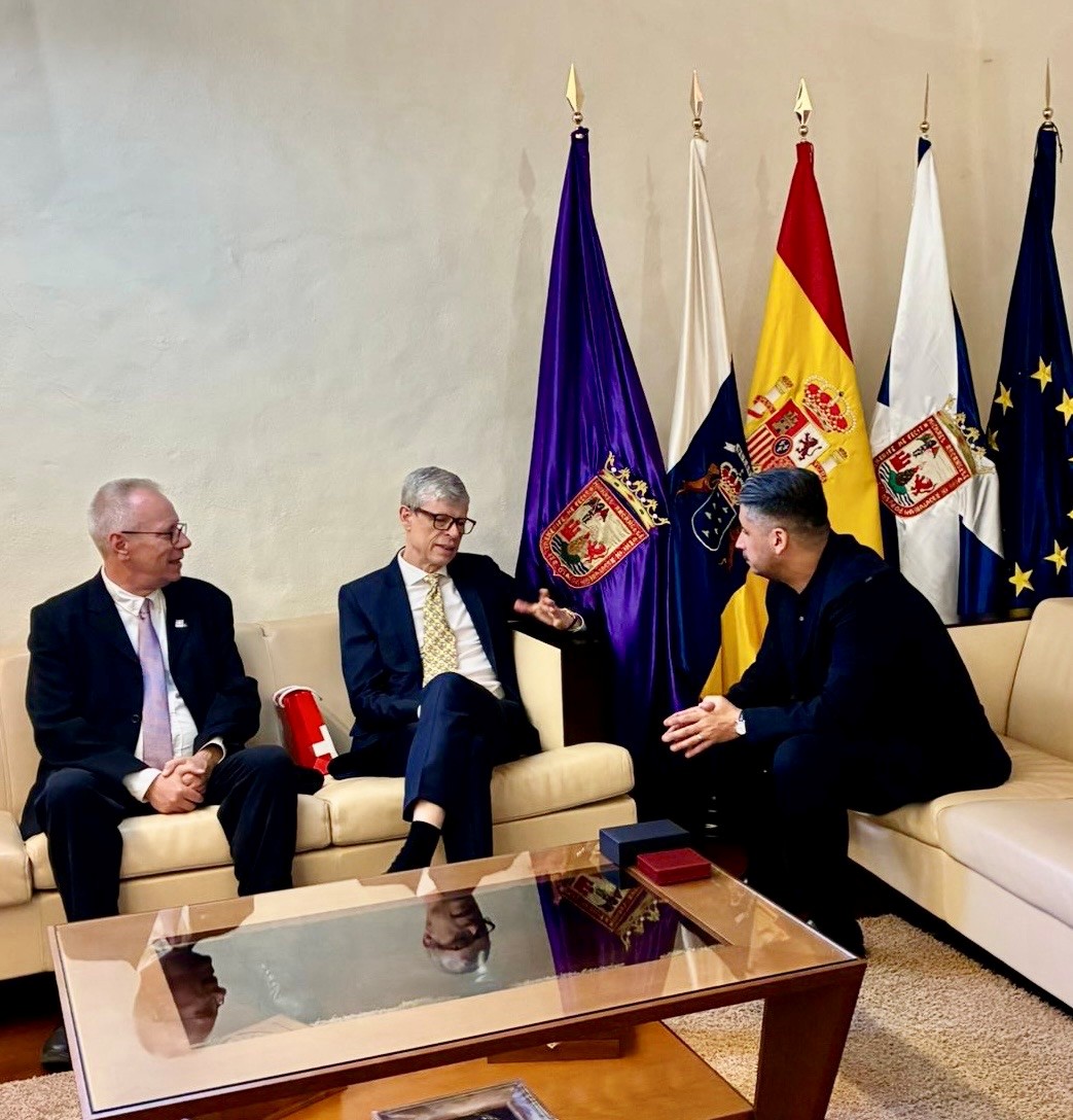embsuizaespana's tweet photo. Para terminar su viaje oficial en Canarias, el Embajador se reunió el pasado martes con los alcaldes de Santa Cruz de Tenerife, J.M. Bermúdez y de La Laguna, L. Guitérrez.

Entre otros abordaron los temas de migración así como de patrimonio cultural de Suiza y las Islas Canarias. https://t.co/EOaAskIQdn