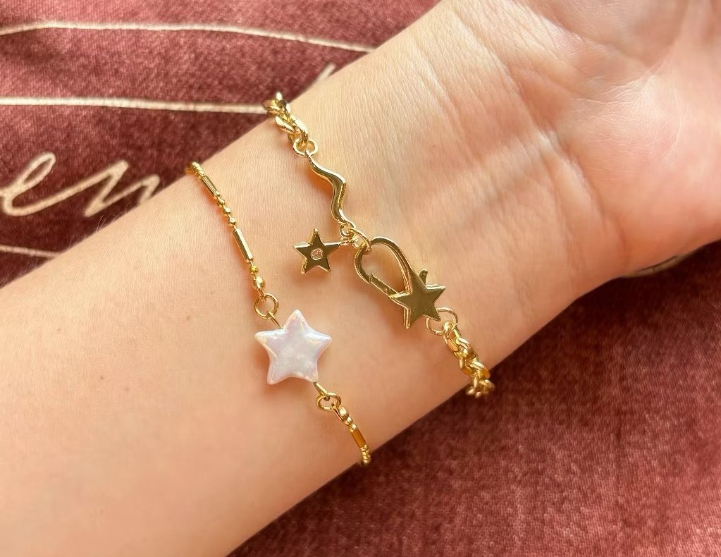 ใครชอบคัสตอมกำไลเอง แกห้ามพลาดแบรนด์ play palette🫶🏽🎨 ทิสุดของความน่ารัก จี้เยอะม้าก ราคาน่ารัก เลือกได้เลยชอบแนวไหน แบรนด์คนไทย💌💭