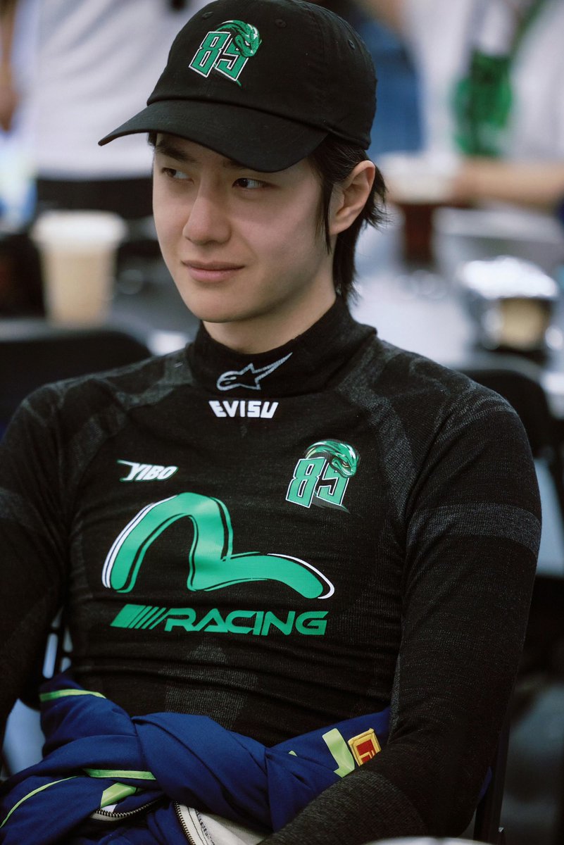 Okcd_aktf's tweet photo. racer and his super hot model https://t.co/dRMzkcu4W5
