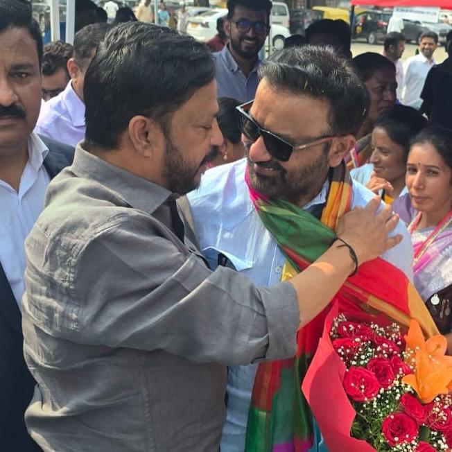 MLCvijaysingh's tweet photo. ಕಾರ್ಮಿಕ ಸಚಿವರು ಹಾಗೂ ಧಾರವಾಡ ಜಿಲ್ಲಾ ಉಸ್ತುವಾರಿ ಸಚಿವರು,ಆತ್ಮೀಯ ಸ್ನೇಹಿತರು ಸನ್ಮಾನ್ಯ ಶ್ರೀ ಸಂತೋಷ್ ಲಾಡ್ ಅವರನ್ನ ಭೇಟಿ ಮಾಡಿ ಹುಟ್ಟು ಹಬ್ಬದ ಶುಭಾಶಯಗಳು ಕೋರಿದೆ.

@SantoshSLadINC https://t.co/3lZr2NpUjP