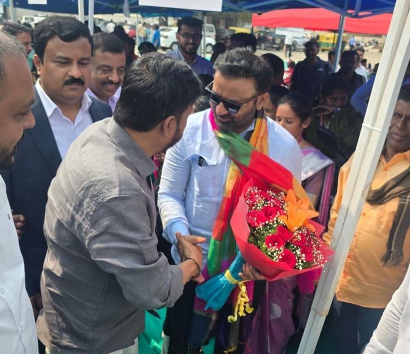 MLCvijaysingh's tweet photo. ಕಾರ್ಮಿಕ ಸಚಿವರು ಹಾಗೂ ಧಾರವಾಡ ಜಿಲ್ಲಾ ಉಸ್ತುವಾರಿ ಸಚಿವರು,ಆತ್ಮೀಯ ಸ್ನೇಹಿತರು ಸನ್ಮಾನ್ಯ ಶ್ರೀ ಸಂತೋಷ್ ಲಾಡ್ ಅವರನ್ನ ಭೇಟಿ ಮಾಡಿ ಹುಟ್ಟು ಹಬ್ಬದ ಶುಭಾಶಯಗಳು ಕೋರಿದೆ.

@SantoshSLadINC https://t.co/3lZr2NpUjP