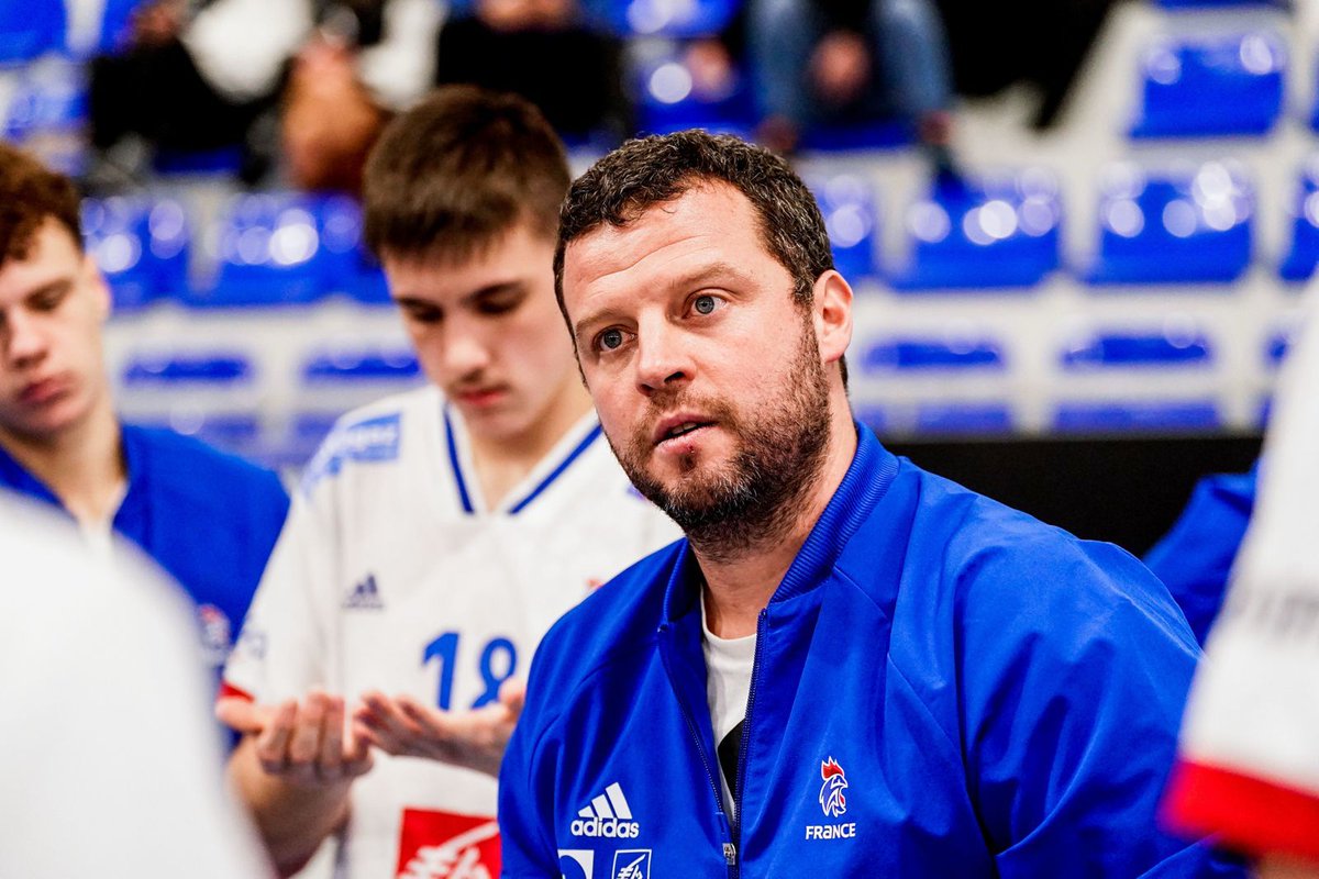 FRAHandball's tweet photo. Annoncé ce vendredi midi lors d’un Bureau Directeur exceptionnel, le staff de l’équipe de France est désormais complet autour de Talant Dujshebaev. 🇫🇷

Guillaume Joli sera l’entraîneur adjoint tandis que Vincent Gérard sera chef de délégation. 

Lire l'article 👇
https://t.co/cNH1ZiPkgk

#Bleuetfier