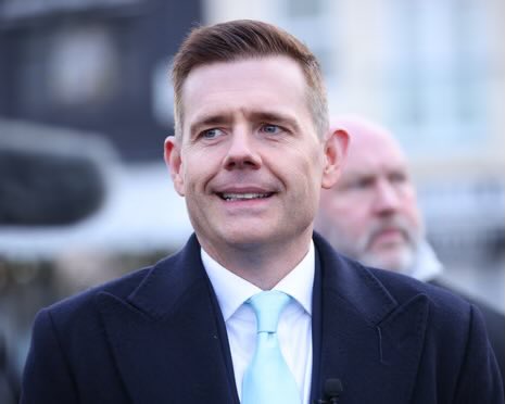 Lee Patriot Hood tweet media