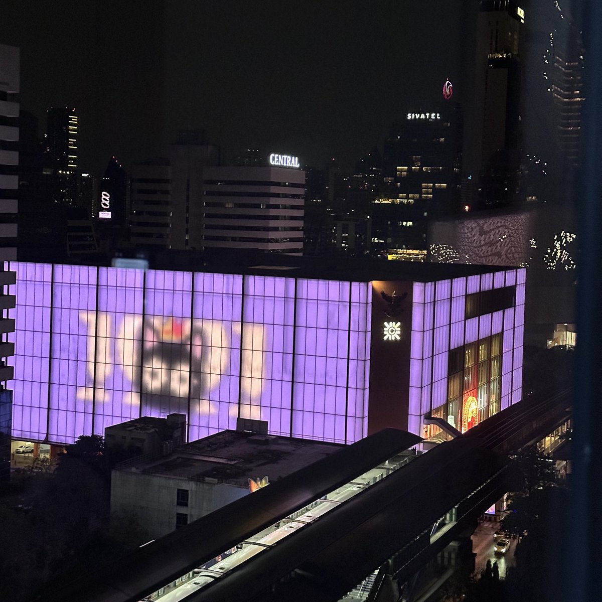 ได้มุมลับมาก ทุกคนมาถ่ายที่ตึกนี้ สวยมากอะ

#HAPPYTENDAY