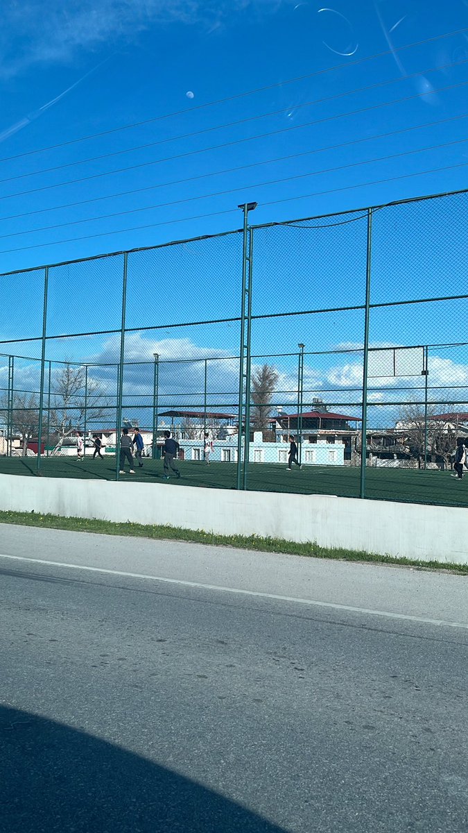 Dertsiz tasasız top oynuyorlar ama bir cipse 50 milyon para veriyorlar hele bağ
-zaza