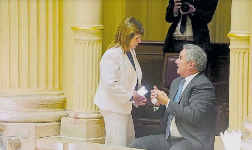 El <a href="/SenadoArgentina/">Senado Argentina</a> sancionó por amplia mayoría (69 a 3) el acuerdo de libre comercio entre el Mercosur y la Unión Europea 🇦🇷🇪🇺, firmado en enero tras más de 20 años de negociaciones ⏳. El oficialismo aceleró los tiempos en la Cámara alta y el Presidente lo promulgó horas