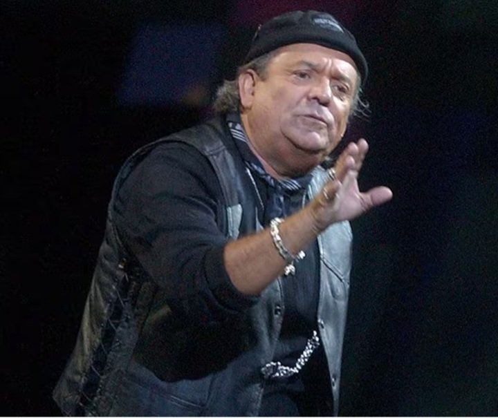 "Pablo Herrera" #Viña2026 alberto plaza tiene como 6 gaviotas y 4 antorchas jajaja tiene mas carrera que miryam hernandez asuman que la unica razon por la que no lo invitan es por ser facho , tomen dos de derecha que saben los que es triunfar en viña. El papa de los standaperos