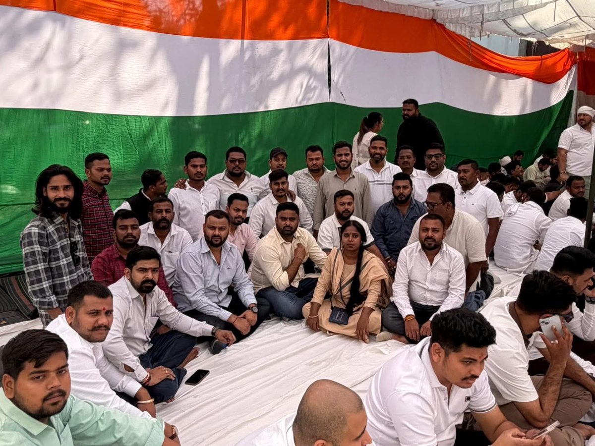 jayant_8173's tweet photo. आज दिल्ली में छत्तीसगढ़ युवा कांग्रेस व NSUI के साथियों के साथ युवा कांग्रेस के राष्ट्रीय अध्यक्ष उदय भानु चिब जी के साथ युवा कांग्रेस के निर्दोष साथी जो गिरफ़्तार हुए हैं उनकी रिहाई के लिए आयोजित शांतिपूर्ण धरना प्रदर्शन में शामिल हुआ।

#youthcongress #aisummit https://t.co/DgHyyibQ3u