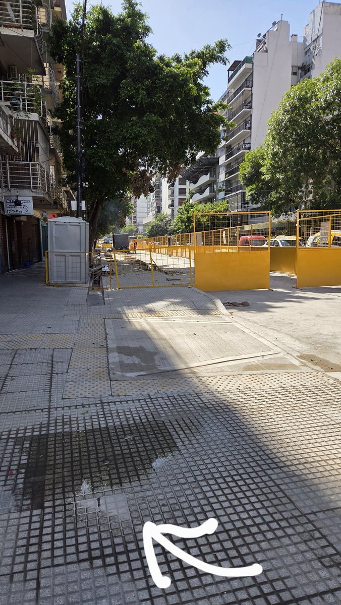 aciampagna's tweet image. ME ESTÁS JODIENDO QUE HICIERON MAL LA CAIDA DE LA VEREDA?!?!?!?!?!?

....y no la inauguraron aún 

#Trambus @AguanteCerebro