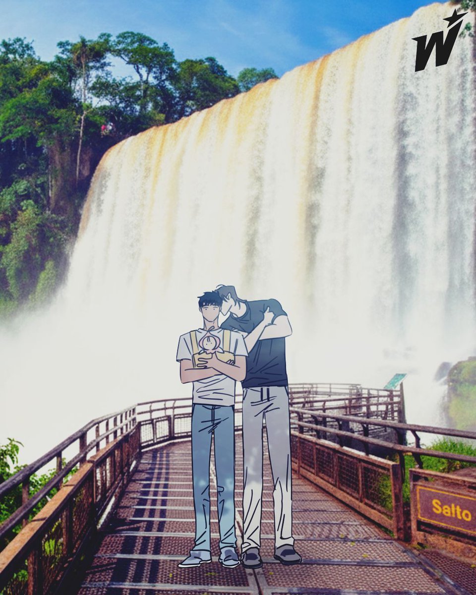 Lezhin_ES's tweet photo. Haebeom y Sung ho se fueron hasta las Cataratas de Iguazú…
la bebé en brazos, vista increíble… y deseando que este momento dure para siempre. ☀️🇦🇷 

Dicen que el sonido del agua es tan fuerte que nadie puede oír los secretos que se susurran ahí… 🤫

¿Tú qué crees que le está diciendo Haebeom al oído a Sung ho?
Los leemos 👀💬

𝐂𝐮𝐚𝐧𝐝𝐨 𝐞𝐥 𝐬𝐨𝐥 𝐬𝐞 𝐚𝐬𝐨𝐦𝐚, disponible en nuestra cartelera de World Drop.🌐  
👉 https://t.co/mPK7cZEB6q 

#LezhinES #CuandoElSolSeAsoma #WorldDrop #Iguazú