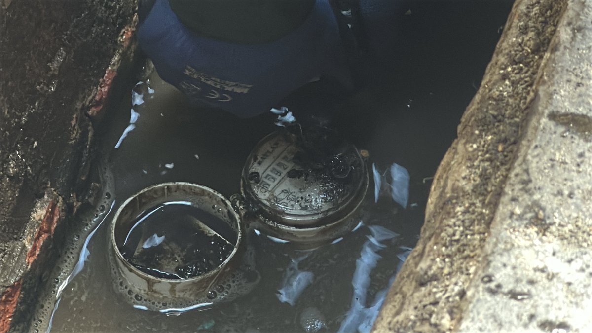 AcueductoBogota's tweet photo. En operativos conjuntos con la Policía Nacional, identificamos en Kennedy un lavadero que operaba con sistema ilegal de bypass que 
desviaba el agua antes del medidor para evitar su registro.

Resultado:

• Sellamiento temporal del comercio
• Captura del representante legal
• Proceso ante la Fiscalía por defraudación de fluidos

El agua es un bien público. Manipular el servicio tiene consecuencias legales.

📊 Conoce el balance completo: https://t.co/KSRLrxf1hg