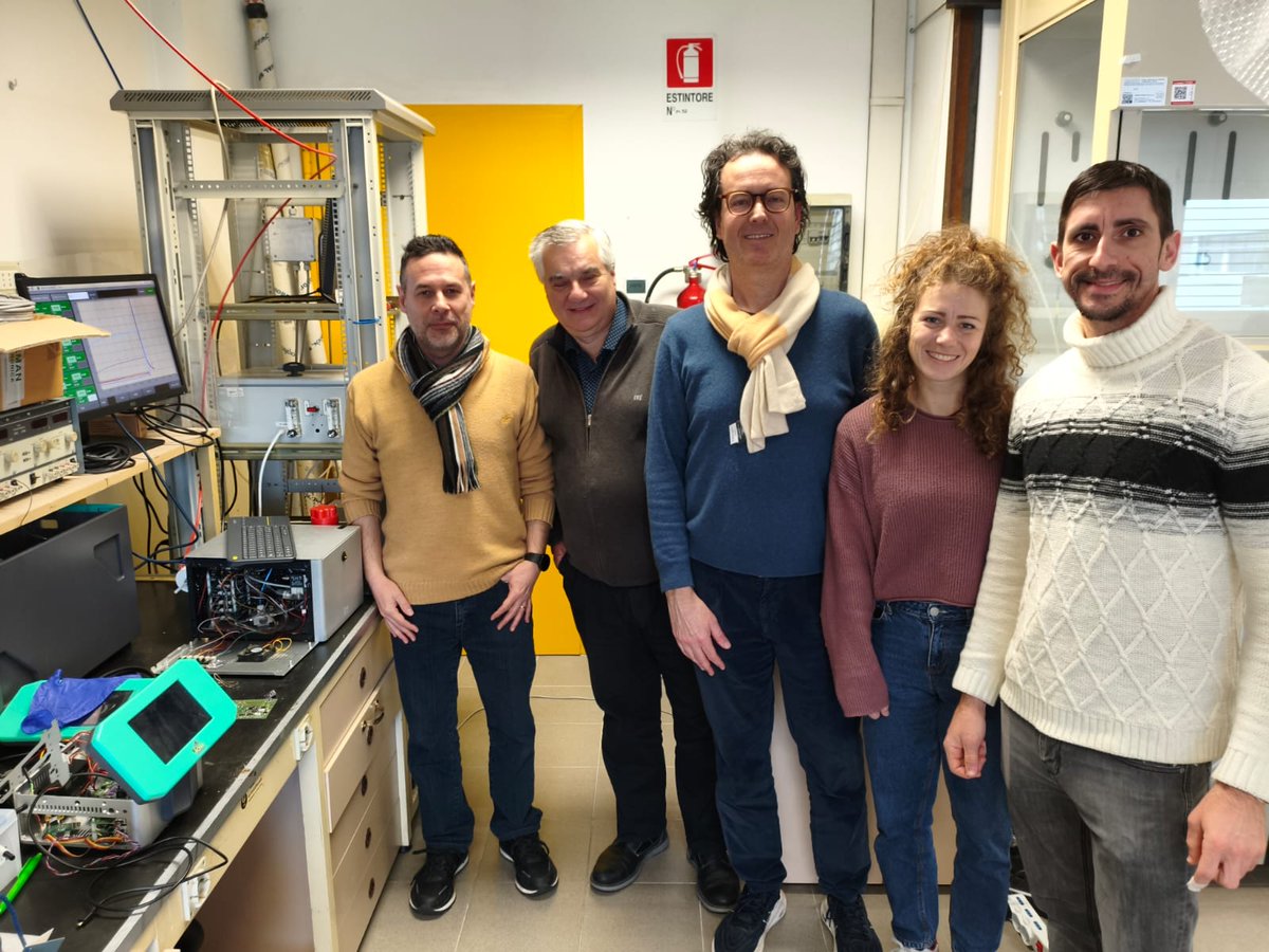 VelisGustavo's tweet photo. Visitamos la Universidad de Ferrara nos recibio el Dr. Cesare Malagù jefe del equipo. Temas a trabajar sensores en fluidos para huella de carbono, cambio climatico, sostenibilidad y deteccion de enfermedades @mapb_16 @CesareMalagu @scent @ALEARCAMONE @ASviSItalia @lucianofantini https://t.co/0SY81itQjB