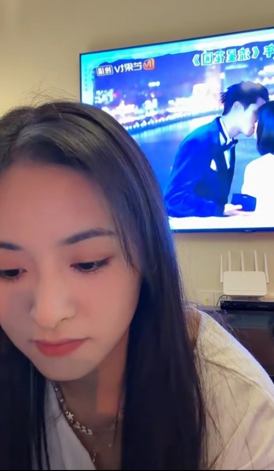 MissBeng31's tweet photo. Ahhhh this MG scene 😁
#TheInn2026 Weibo Livestream 
#亲爱的客栈2026 
#TheInn2026 #TheInnS4
#DiYue #棣月系 💜💛
#DylanWang #ShenYue #沈月 
#WangHedi #王鹤棣_Dylan
*image cr. thanks to our cdiy sister:
 💧：) https://t.co/h2gB75Z1B9