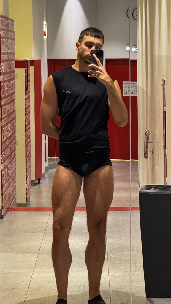 Красавчик в баре tweet media