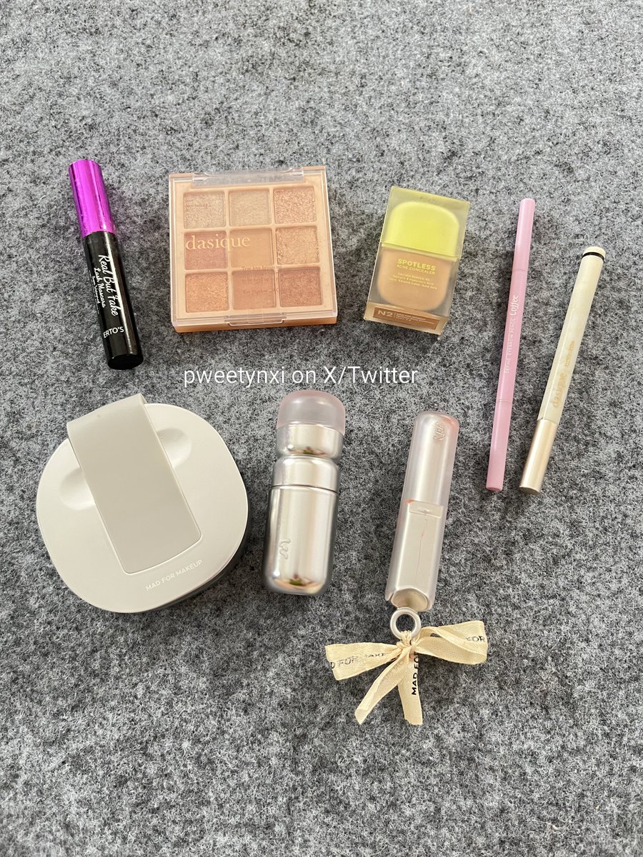 Suka banget make up bukber ku kali ini terutama complexion 💖✨

Kulitku lagi kering selama bulan puasa tapi alhamdulilah nyatu sama kulit🥹🫶🏻