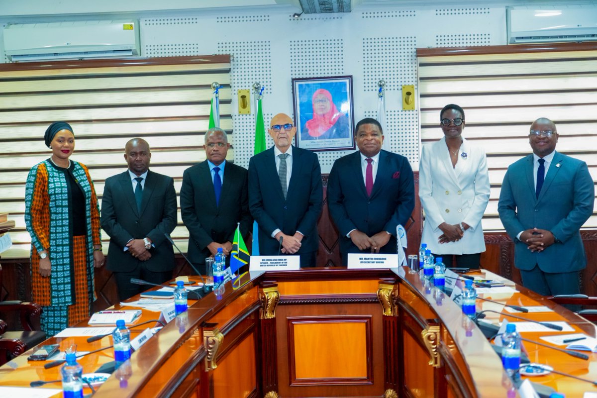 Spika wa Bunge, Mussa Azzan Zungu (Mb) na Katibu Mkuu wa Umoja wa Mabunge Duniani (IPU), Martin Chungong wamesaini mkataba wa Bunge la Tanzania kuwa mwenyeji wa Mkutano wa 153 wa IPU utakaofanyika Oktoba 2026, jijini Arusha.

Aidha, Spika Zungu amemshukuru Rais Samia Suluhu