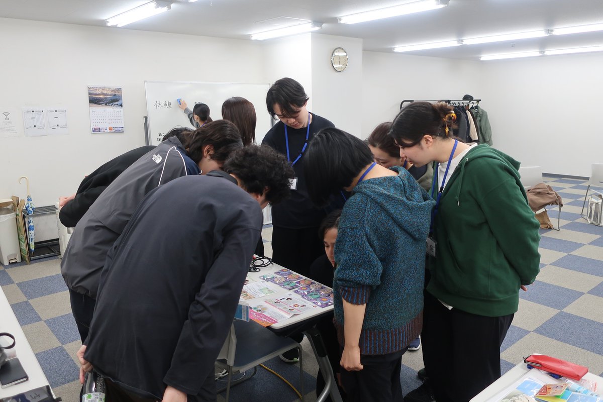 4日間のWSが終了しました。WS後に作中の重要アイテムを囲んでいる参加者たちです。4日でお互いの距離がぐっと近くなっているのを感じます。いよいよ公演に向けた稽古がスタートします！

二兎社『やわらかい服を着て』
3/7(土)～8(日)＠東京芸術劇場 シアターウエスト
nitosha.net
