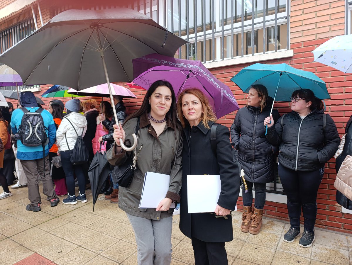 💪 Apoyamos la propuesta para que los cursos de 1º y 2º de la ESO se cursen en colegios para mejorar la educación en nuestra tierra

➡️ Las números 3 y 5 por León de nuestra lista, Rosa Quintanilla y Lara Pintor, apoyaron esta movilización este viernes en León

#DefiendeLoTuyo🦁