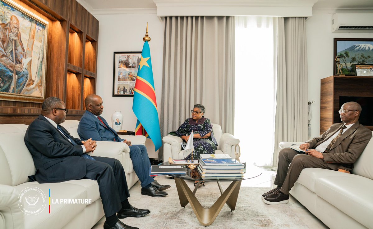 PrimatureRDC's tweet photo. #Économie #Finances 
26 février 2026 | La Première Ministre, Cheffe du Gouvernement, Judith Suminwa Tuluka, a reçu l’Administrateur du Groupe Afrique III du FMI, Regis O. N’sonde, accompagné de son adjoint, pour un échange consacré à la situation macroéconomique et à l’évolution du programme triennal en cours avec l’institution de Bretton Woods.

Les discussions ont porté sur la mise en œuvre de la Facilité Élargie de Crédit (FEC) et de la Facilité pour la Résilience et la Durabilité (FRD), ainsi que sur la mobilisation des ressources internes et la maîtrise des dépenses publiques.

• Suivi du programme triennal avec le FMI
• Poursuite des réformes fiscales et budgétaires
• Maîtrise de la masse salariale publique
• Stabilité macroéconomique maintenue

La délégation du FMI s’est dite rassurée par la détermination du Gouvernement Suminwa à maintenir le cap des réformes et à préserver l’équilibre budgétaire, malgré un contexte sécuritaire et international exigeant.