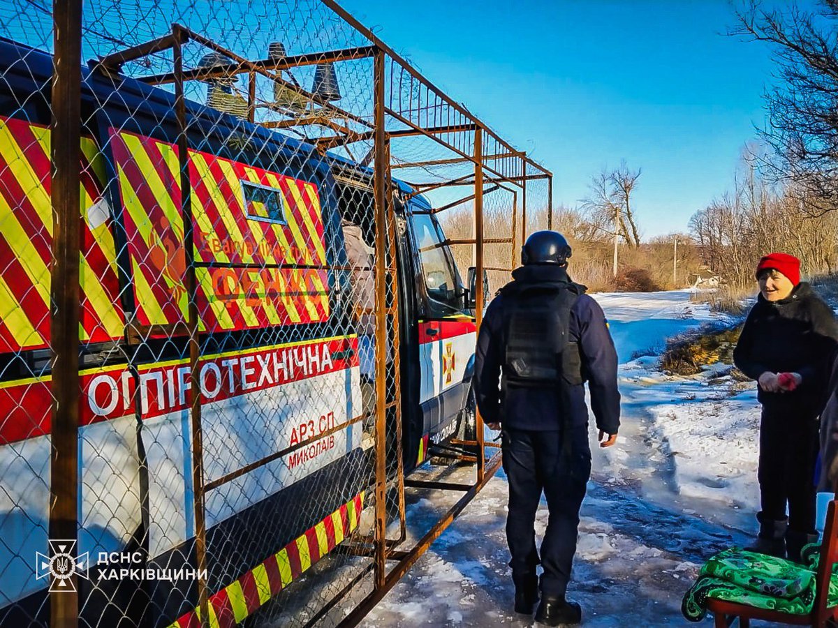 ukraine_world's tweet image. Evacuation under fire - this is how daily life looks like in parts of the #Kharkiv Oblast.

Rescue teams continue to evacuate civilians from frontline communities. This time, crews travelled to #Shevchenkove and the village of #Berezivka in the #Kupiansk district, where they