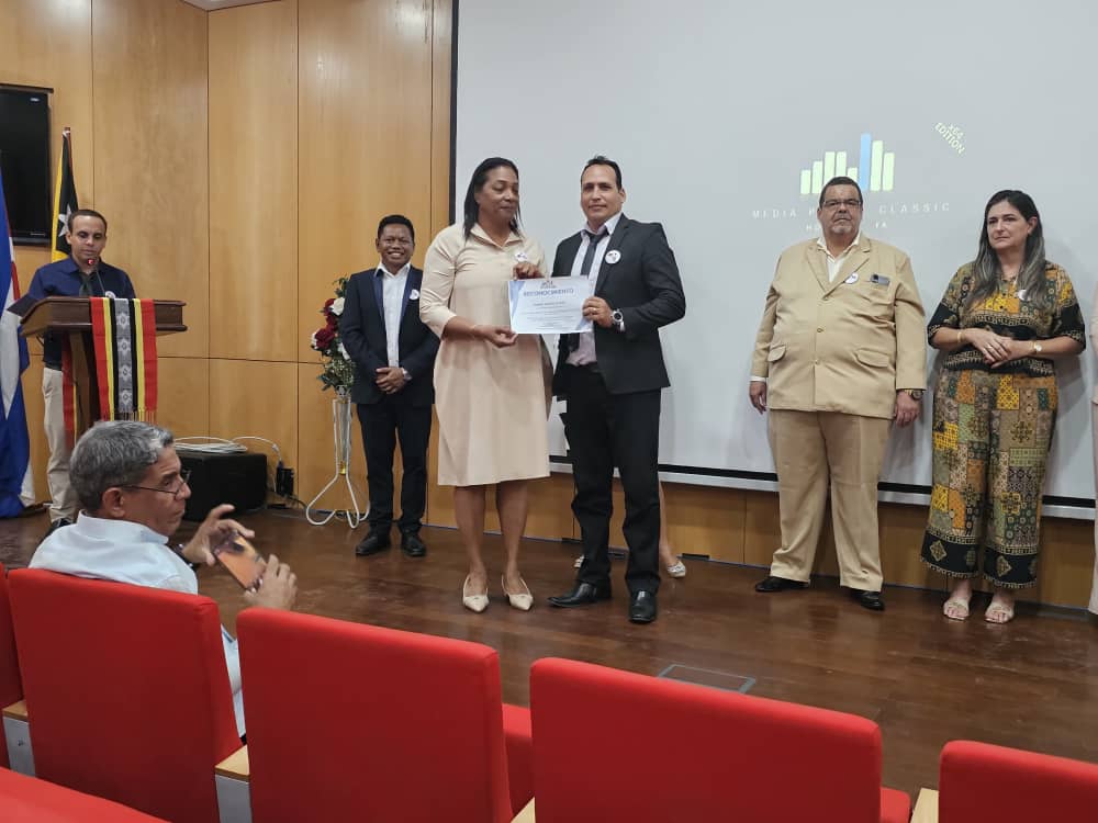 El Dr. Rogelio Garcés Coordinador de la Brigada del #HNGV recibió reconocimiento en el Balance Nacional de la #BMCTL, los resultados fueron muestra de su papel como timón y guía del colectivo. Su liderazgo firme, organizado y humano ha sabido encaminar el trabajo del equipo.