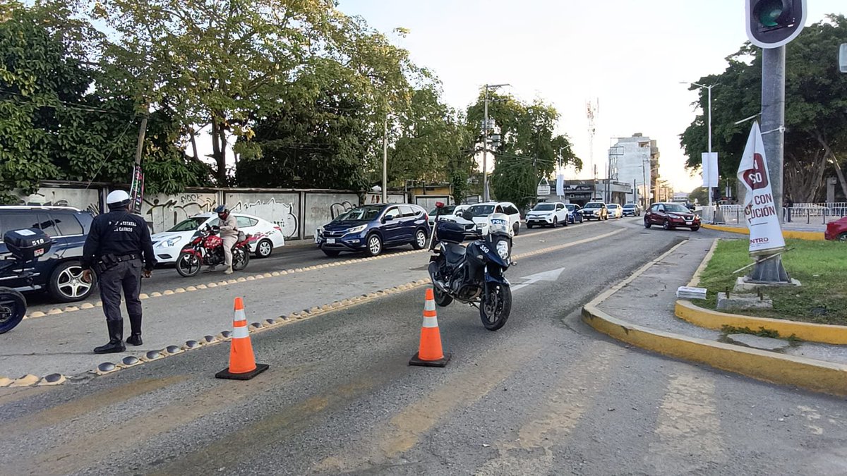 xevtfm's tweet photo. ⚠️ #Alerta ⚠️ En este momento debido al acto cívico, se encuentra cerrado el carril confinado del transporte público 🚧 a la altura del 📍 monumento al Coronel Gregorio Méndez en la colonia #Atasta https://t.co/cNW7ussxCL