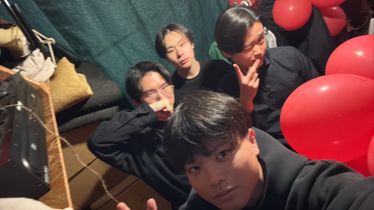 tkm_mkdk's tweet photo. 1日め来てくださった方々、ありがとうございました！楽しかった！
明日からもがんばります💪

これは今日の開演前の楽屋です https://t.co/LxqnS7dvM3
