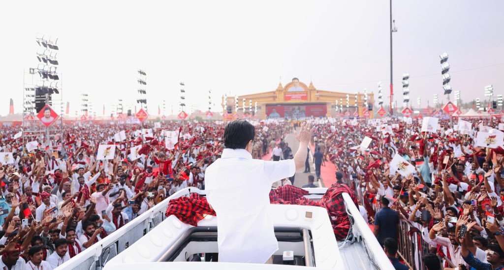 V_Senthilbalaji's tweet photo. எங்க வண்ணம் கருப்பு சிகப்பு சார் 🖤 ❤️

அகரம் முதலும் தொட்டு..
தாடி கிழவன் Blood 🔥
அறிஞர் அண்ணா Blood 🔥
தலைவர் கலைஞர் Blood 🔥
இது தலைவர் தளபதி Blood 🔥

மாண்புமிகு தமிழ்நாடு முதலமைச்சர் தளபதி @mkstalin அவர்கள், பெருங்கடலென திரண்டு இருக்கும் கழக உடன்பிறப்புகளின் நடுவே..

#ஸ்டாலின்_தொடரட்டும்
#தமிழ்நாடு_வெல்லட்டும்
#WestZone4DMK2026